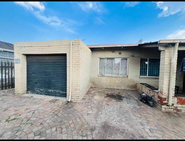 8 BEDROOM HOUSE FOR SALE IN BOKSBURG NORTH